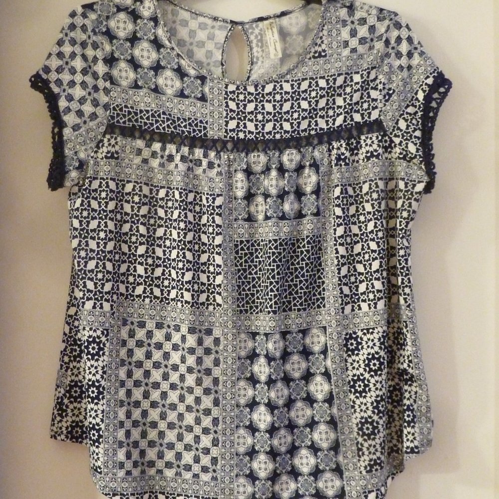 Perception concept Soft Short Sleeve  Blouse w/crochet trim XL